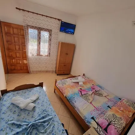 بيت ضيافة Vila Bashllari *