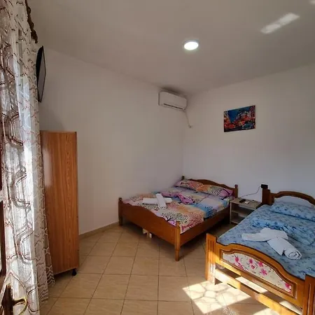 Vila Bashllari بيت ضيافة *